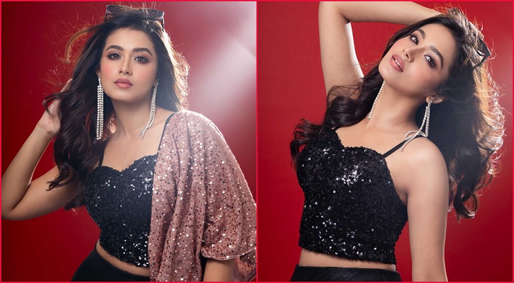 ওয়েস্টার্ন আউটফিটে ফারিণ যেন আরও ক্যারিশম্যাটিক
